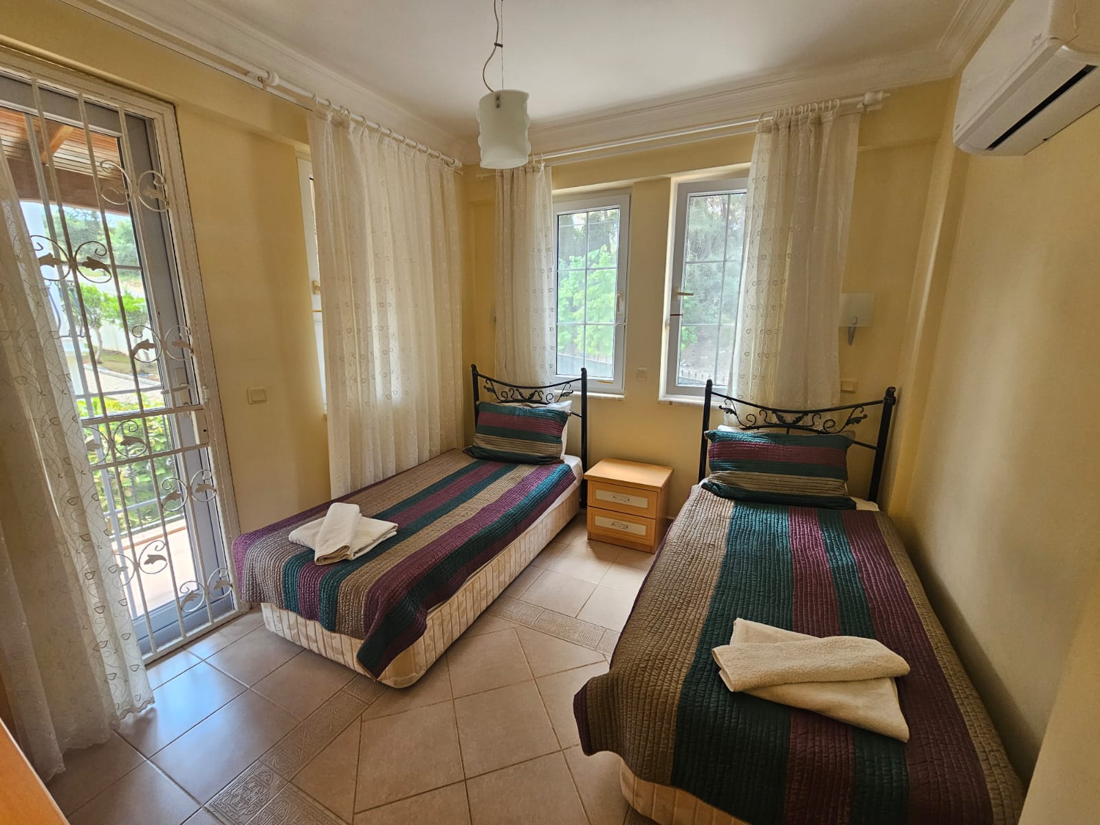 Twin bedroom upstairs.jpg