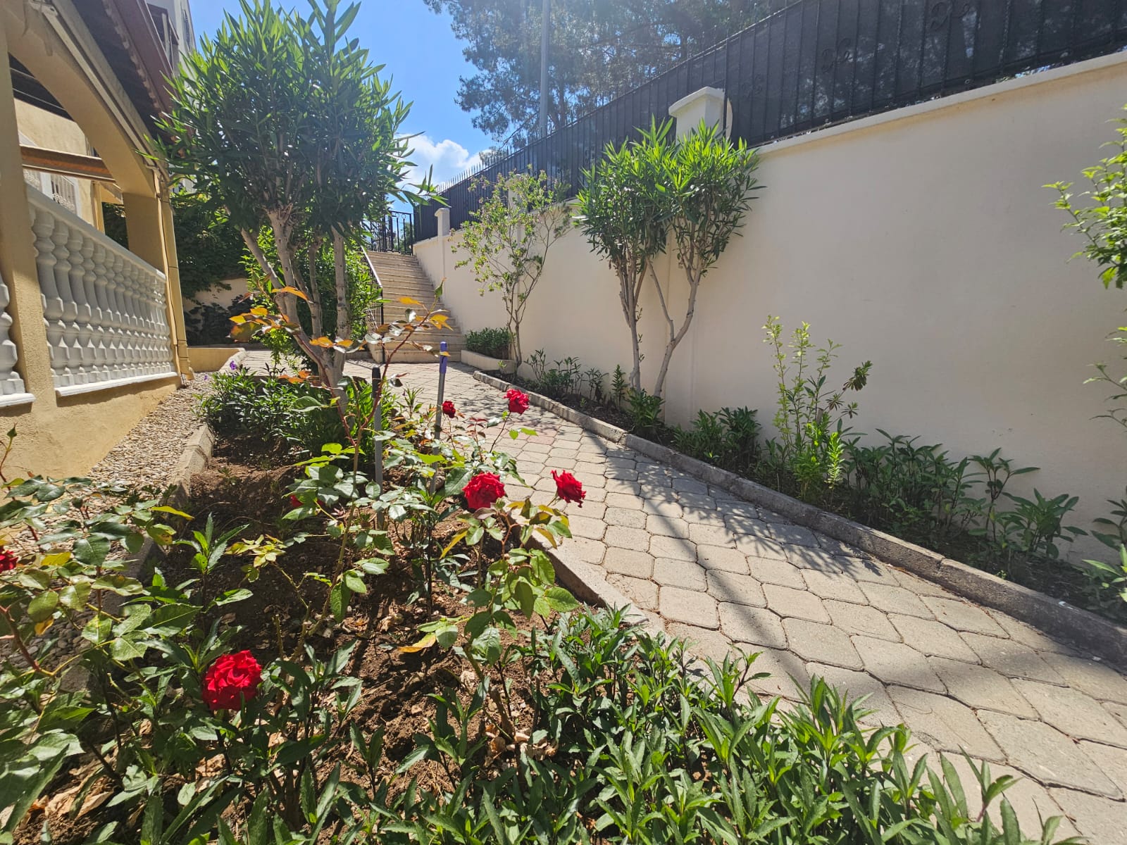 Pathway to side of villa picture 2.jpg