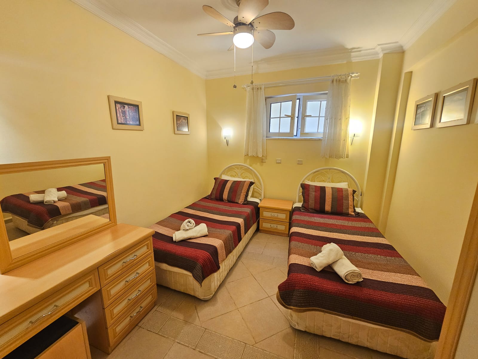 Twin bedroom downstairs.jpg