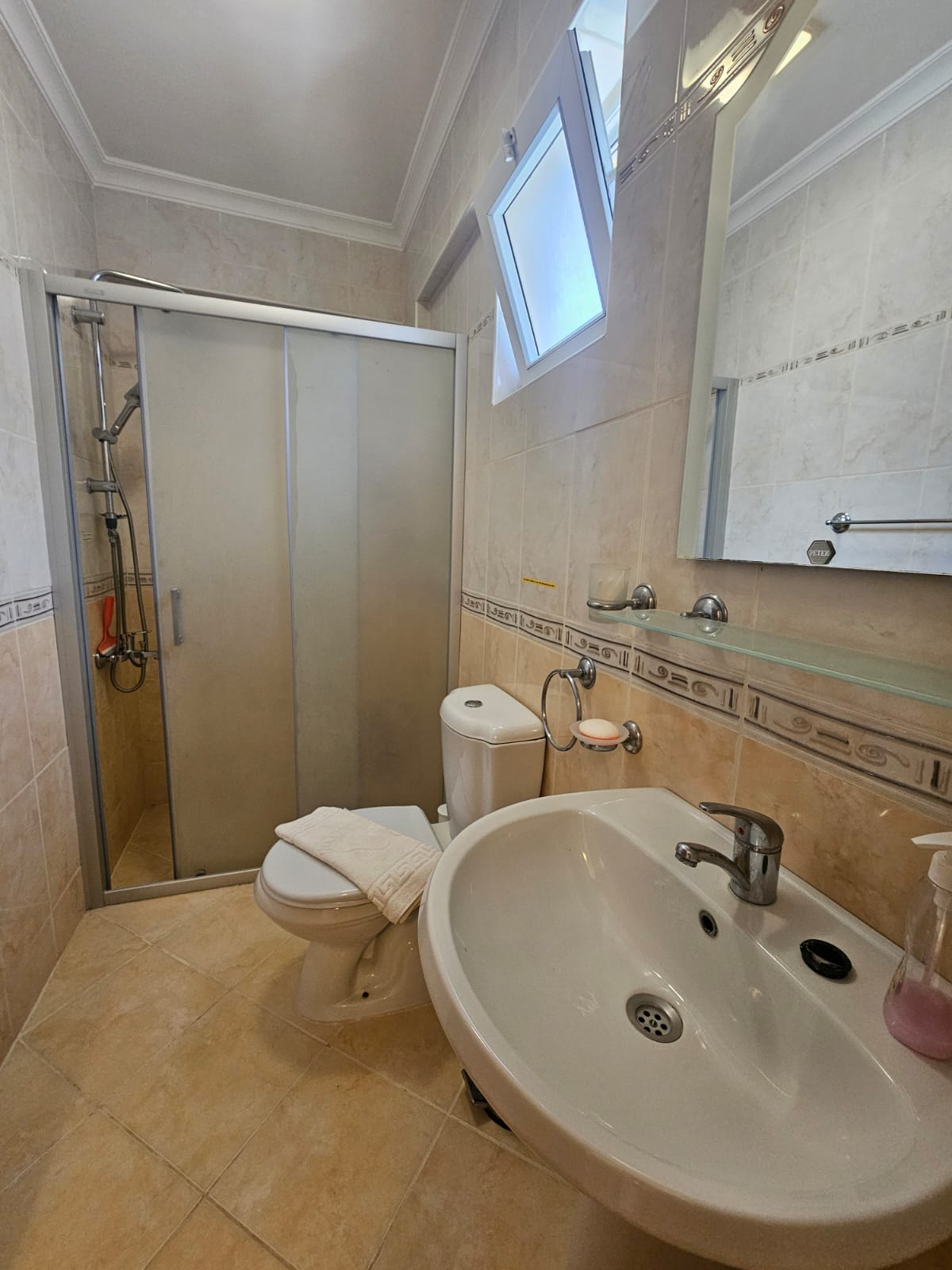 Main ensuite bathroom upstairs.jpg