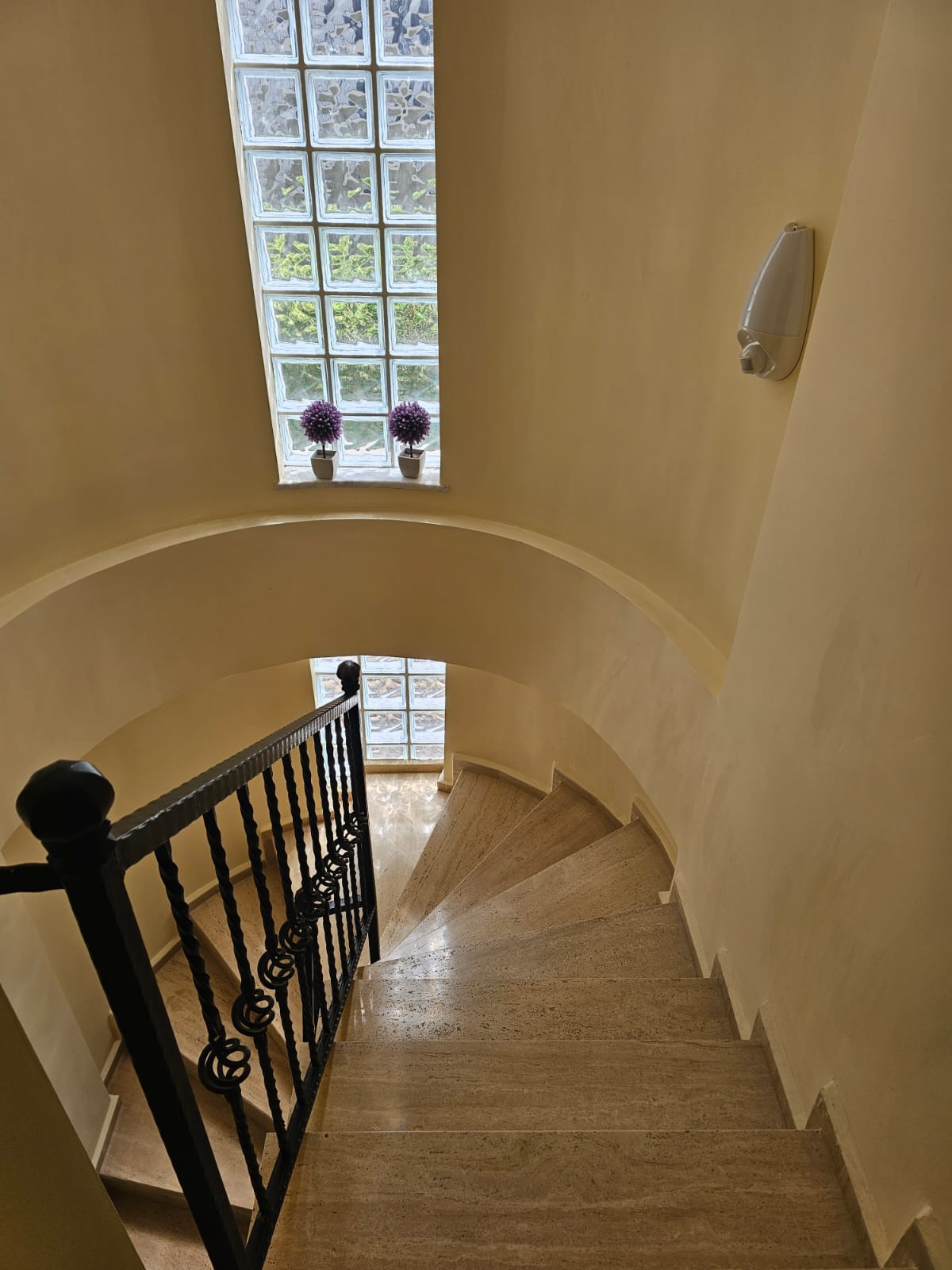Turreted staircase going down.jpg